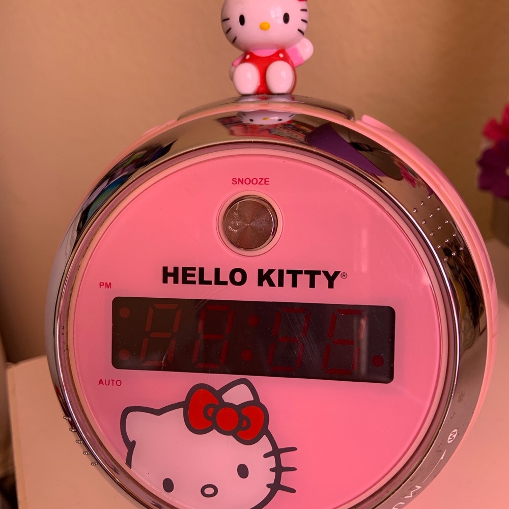 hello kitty clock